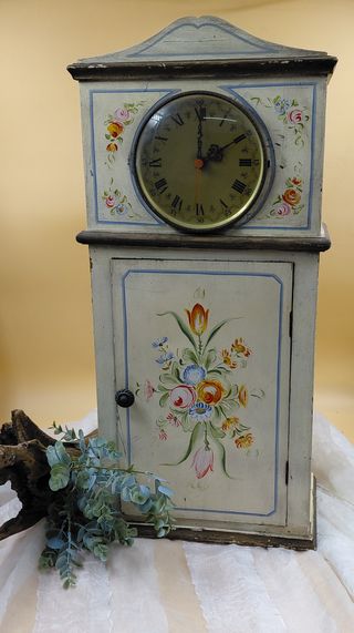 Mobiletto dipinto a mano con orologio