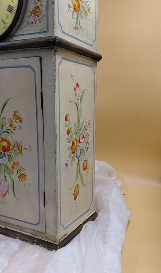 Mobiletto dipinto a mano con orologio