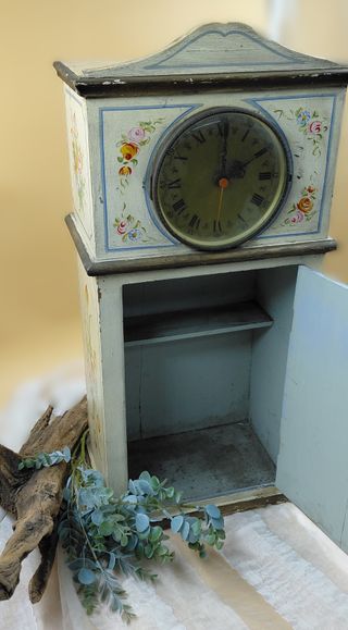 Mobiletto dipinto a mano con orologio