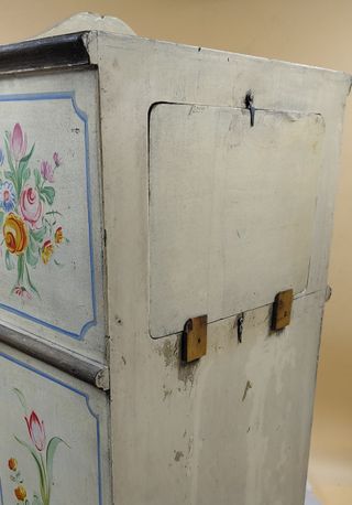 Mobiletto dipinto a mano con orologio