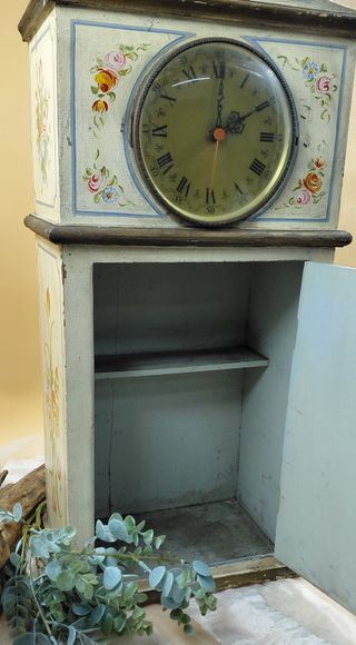 Mobiletto dipinto a mano con orologio