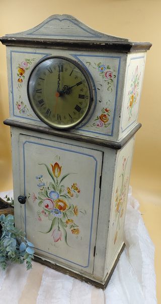 Mobiletto dipinto a mano con orologio