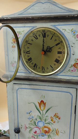 Mobiletto dipinto a mano con orologio