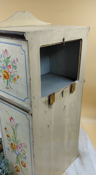 Mobiletto dipinto a mano con orologio