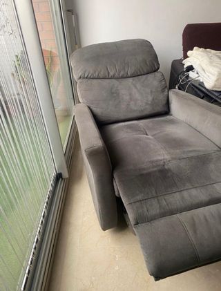Sillón reclinable eléctrico de color gris