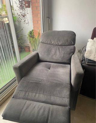 Sillón reclinable eléctrico de color gris