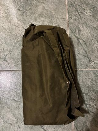 Tienda de campaña boscosa