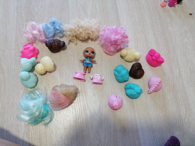 Muñeca LOL con pelucas y accesorios