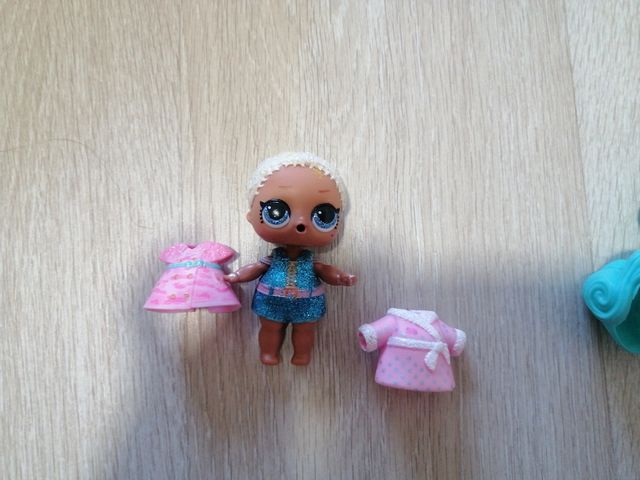Muñeca LOL con pelucas y accesorios