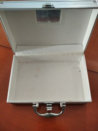 Maletín metálico plateado con asa