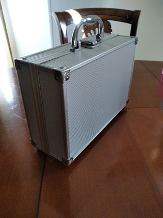 Maletín metálico plateado con asa