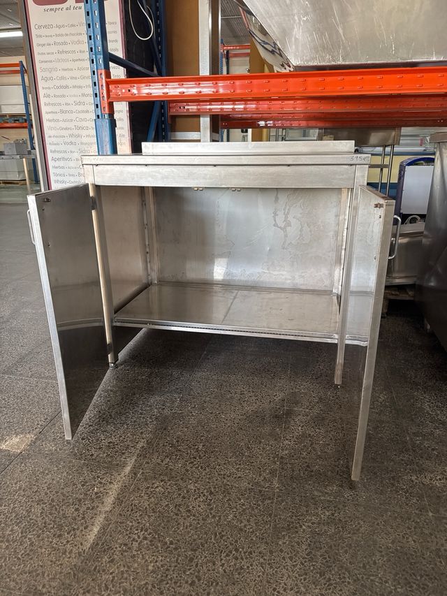 Mueble de acero inoxidable con puertas
