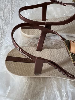 Sandalias Ipanema Beige y Doradas
NUEVAS.