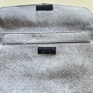 Custodia per laptop Amazon Basics grigia