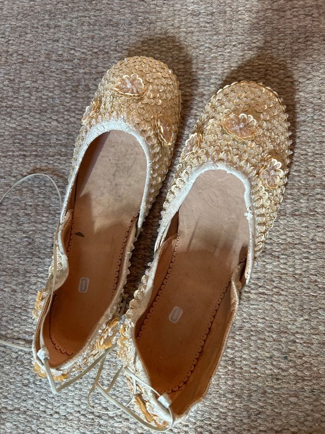 Zapatos planos dorados con lentejuelas