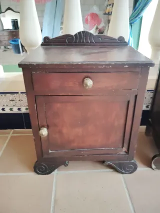 Mesilla antigua de madera