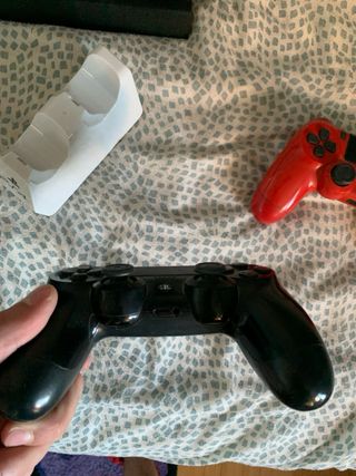 PS4 1TB + 2 Mandos + Soporte + 4 Juegos