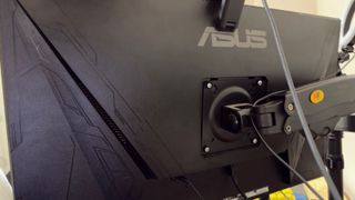 Monitor gaming ASUS VG27QM 280Hz con soporte movil