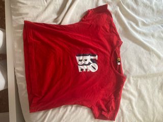 Camiseta roja con logo