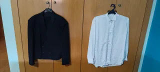 Traje de novio negro y camisa blanca