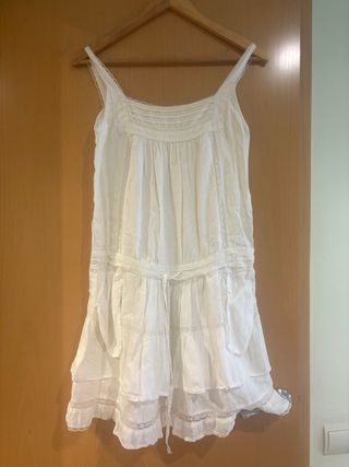 Vestido blanco de verano con volantes