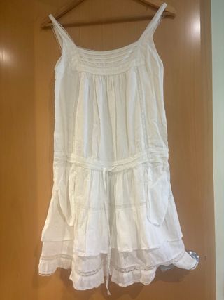 Vestido blanco de verano con volantes