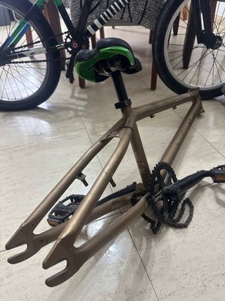Cuadro Bmx Btwin con sillín, plato y cadena