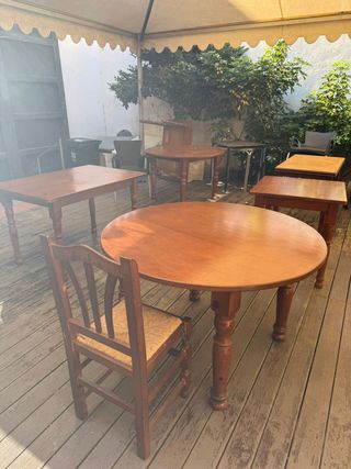 Mesas y sillas de madera