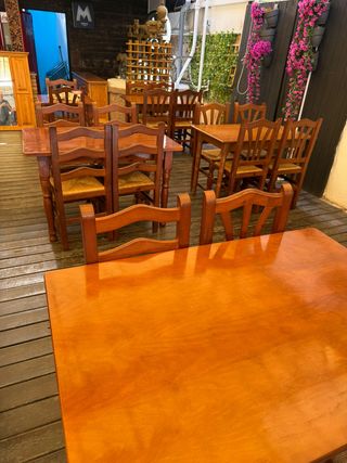 Mesas y sillas de madera