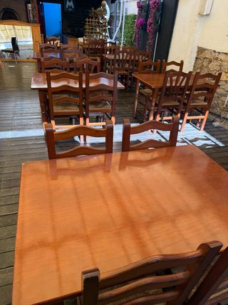 Mesas y sillas de madera