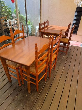 Mesas y sillas de madera