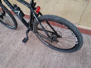 Bicicleta de montaña negra