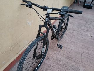 Bicicleta de montaña negra