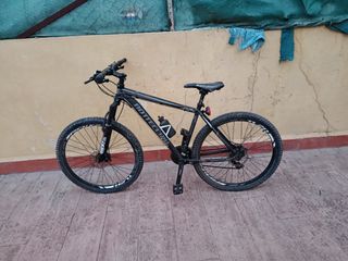 Bicicleta de montaña negra