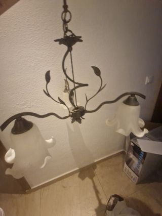 Lámpara de forja con tulipas de cristal