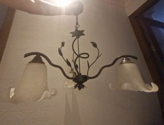 Lámpara de forja con tulipas de cristal