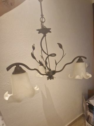 Lámpara de forja con tulipas de cristal