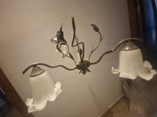Lámpara de forja con tulipas de cristal