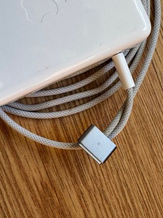 Cargador MacBookPro 140V + Cable USB-C