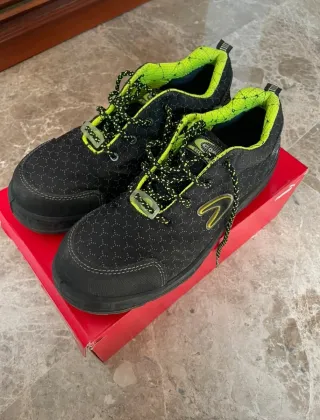 Zapatos de seguridad Cofra negros y verdes