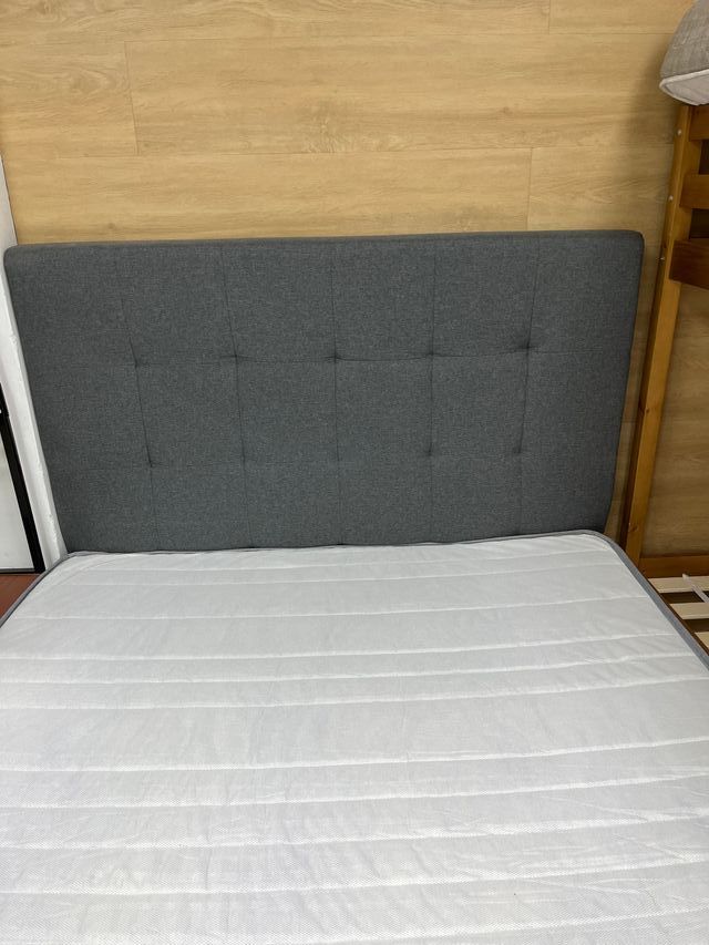 Cama gris capitoné base sólida con colchon