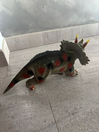 Figuras de Dinosaurios (T-Rex y Triceratops)