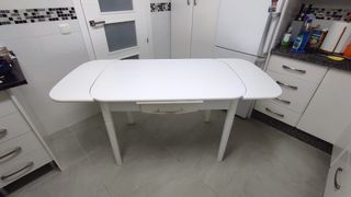 Mesa blanca de madera con cajón