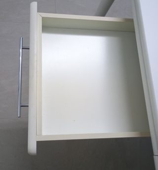 Mesa blanca de madera con cajón