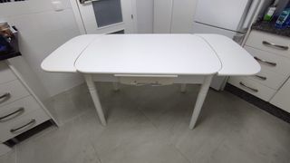 Mesa blanca de madera con cajón