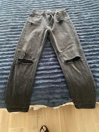 Pantalones negros grisaceos rasgados