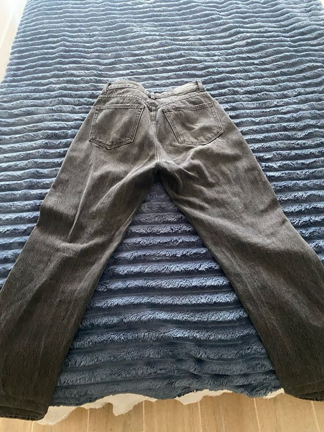 Pantalones negros grisaceos rasgados