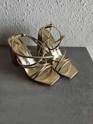 Zapatos de tacón dorados para mujer