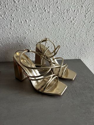 Zapatos de tacón dorados para mujer