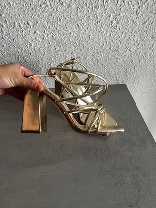Zapatos de tacón dorados para mujer